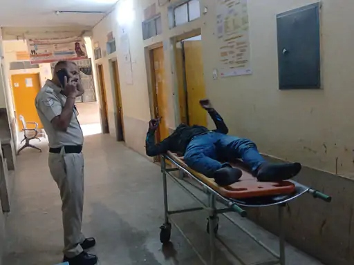 बरेली के आंवला में चलती ट्रेन से युवक गिरा:नूरपुर फाटक के पास हादसा हुआ, पुलिस ने जिला अस्पताल पहुंचाया