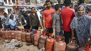 LPG shortage in country; 1 crore people to be unemployed: Kejriwal